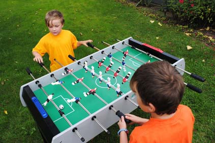 Kinder spielen Tischkicker